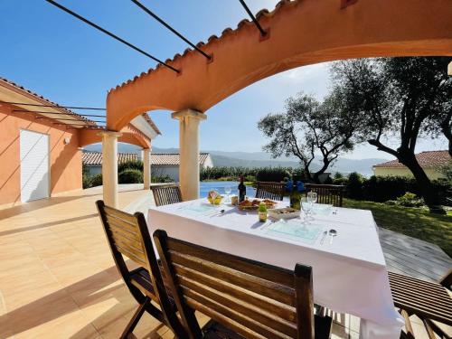 Superbe villa avec piscine vue mer, proche plage et Porticcio