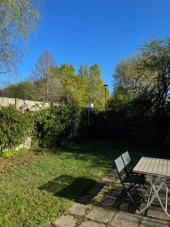 Superbe villa climatisée clôturée, WIFI, 3 km de la mer, 4 belles chambres, piscine privée sur les hauteurs du village LXTOU21