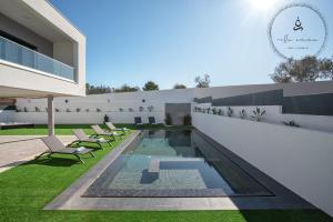 Villa V5 Villa Emma - Luxury 5 bedroom villa in Alvor with private Pool and Jacuzzi Rua Bordalo Pinheiro 34 Villa Emma 8500-001 Alvor Algarve