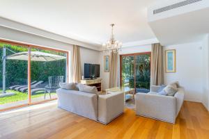 Victoria Villa with private heated pool