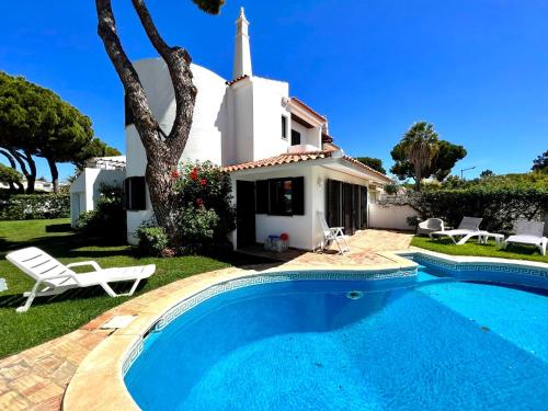 Vilamoura Traditional Villa with Pool by Homing