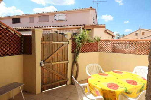 Villa 4 couchages terrasse parking dans résidence sécurisée piscine commune 250m de la mer LRSUNO5
