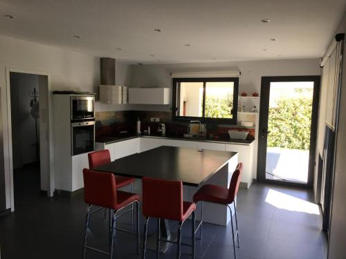 Villa 4faces 180 m2 habitables sur 950 m2 de jardin, salon salle à manger cuisine ouverte 70 m2 , cuisine d été couverte, terrasse 80 m2, piscine 10 m par 4 m, 1 chambre parentale 3 chambres,2 salles de bains
