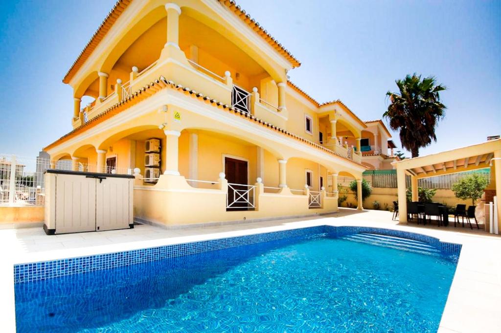 Villa Alice - Free Wifi & Air co & Swimming pool - by bedzy Rua Cândido Guerreiro, 8200-184 Albufeira