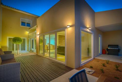 villa Aqua-Jacuzzi-heatable pool-sauna-gym-snooker