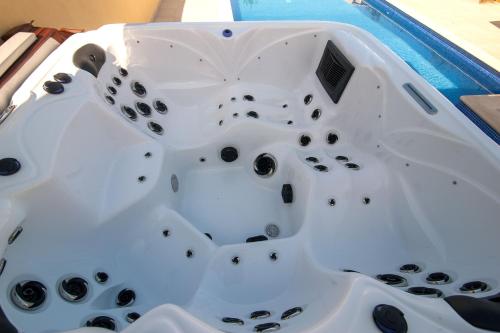 villa Aqua-Jacuzzi-heatable pool-sauna-gym-snooker