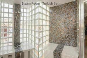 villa Aqua-Jacuzzi-heatable pool-sauna-gym-snooker