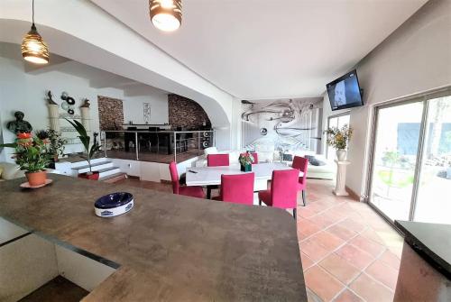 VILLA avec piscine - 4 chambres - parking - calme
