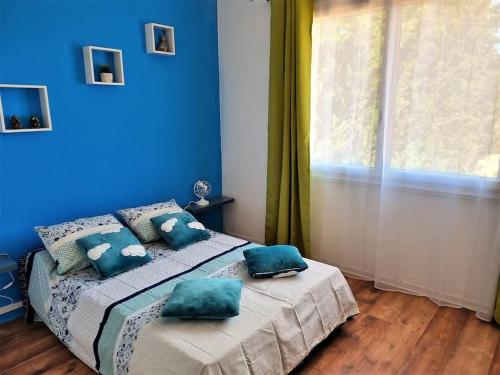 VILLA avec piscine - 4 chambres - parking - calme