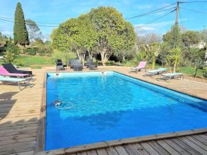 VILLA avec piscine - 4 chambres - parking - calme