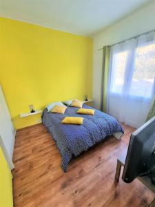 VILLA avec piscine - 4 chambres - parking - calme