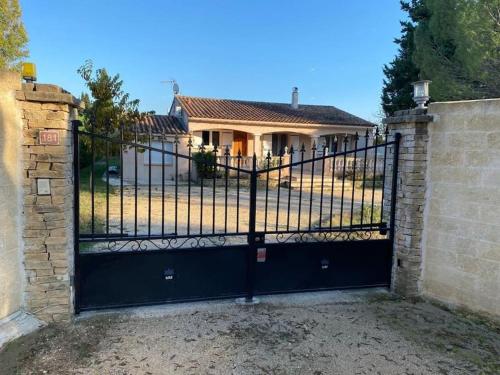 Villa avec piscine chauffée privée à 5 min d'Uzès.