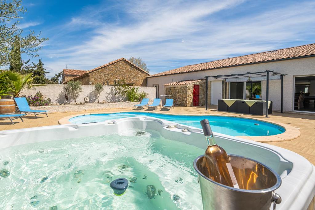 Villa avec piscine et Jaccuzy La Sellette, 11120 Bize-Minervois