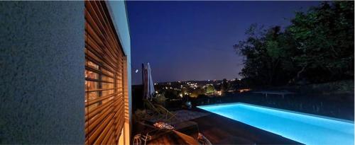 Villa avec piscine et vue admirable sur la nature