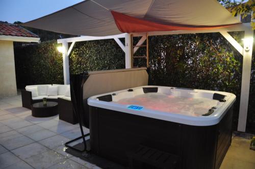 Villa avec piscine, jaccuzi, hammam à 800 m du lac