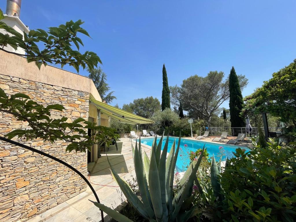 Villa Villa avec piscine sur les hauts de Nîmes 2412 Chemin des Terres de Rouvière 30000 Nîmes