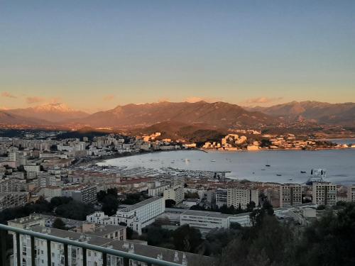 VILLA BELVEDERE D'AJACCIO, VILLA ENTIERE VUE MER POUR 2 à 10 VOYAGEURS