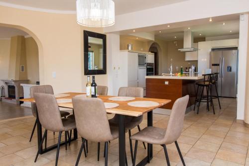 Villa Bliss 450 m2 Luxury Oasis with Saltwater Pool