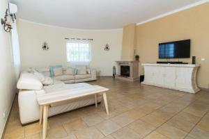 Villa Bliss 450 m2 Luxury Oasis with Saltwater Pool