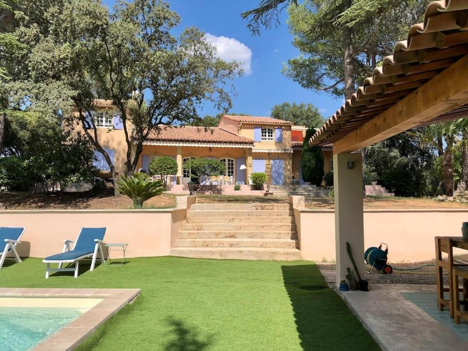 Villa Bois Romay dans le Luberon avec piscine, tennis et pétanque. 1 Hameau de Fiéraque, 84240 La Bastide-des-Jourdans