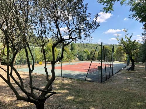 Villa Bois Romay dans le Luberon avec piscine, tennis et pétanque.