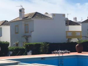 Villa c/ piscina próxima da praia