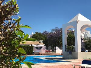 Villa c/ piscina próxima da praia