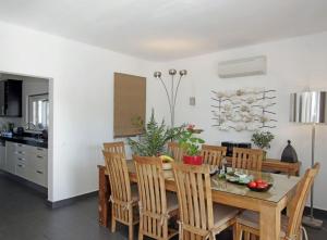 Villa Carvoeiro Tennis - Villa with tennis court and private heated swimming pool in Carvoeiro