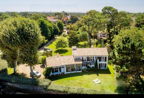 Villa chaleureuse avec vue imprenable sur le lac.