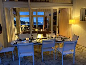 Villa chaleureuse avec vue imprenable sur le lac.