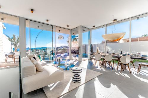 Villa classée 5 étoiles contemporaine vue magique Golfe de Saint Tropez