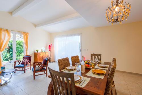 VILLA CLEMENTINIERS VI4266 By Riviera Holiday Home