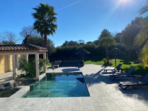 Villa climatisée avec piscine, jardin paysagé entièrement clos et terrain de pétanque