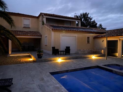 Villa climatisée avec piscine, jardin paysagé entièrement clos et terrain de pétanque