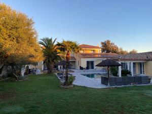 Villa climatisée avec piscine, jardin paysagé entièrement clos et terrain de pétanque