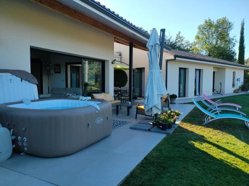 Villa contemporaine avec jacuzzi et vue imprenable
