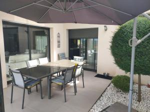 Villa contemporaine avec jacuzzi et vue imprenable