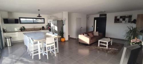 Villa Contemporaine avec Piscine