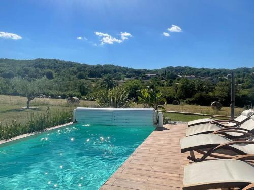 Villa contemporaine avec piscine chauffée et spa
