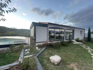 Villa contemporaine avec piscine chauffée et spa