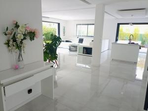 Villa contemporaine avec piscine dans un cadre verdoyant