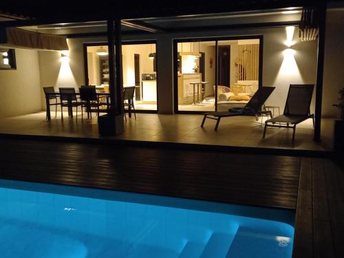 villa contemporaine de charme avec grande piscine