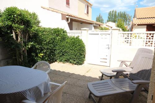 villa d'angle 4 couchages terrasse ombragée parking dans résidence sécurisée piscine commune 400m de la mer LRJP78