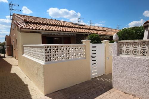 villa d'angle 4 couchages terrasse ombragée parking dans résidence sécurisée piscine commune 400m de la mer LRJP78