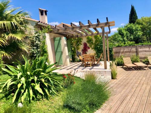 Villa d'architecte avec piscine et grand jardin