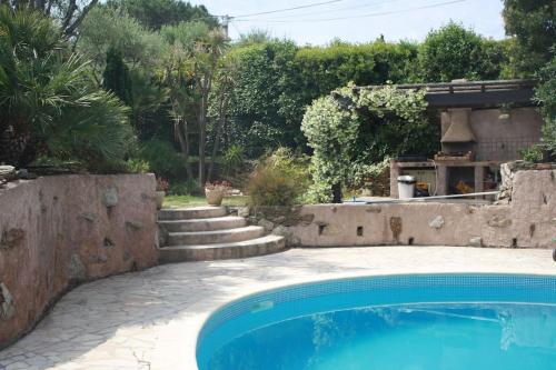 villa d'exception avec piscine , au bord de la mer