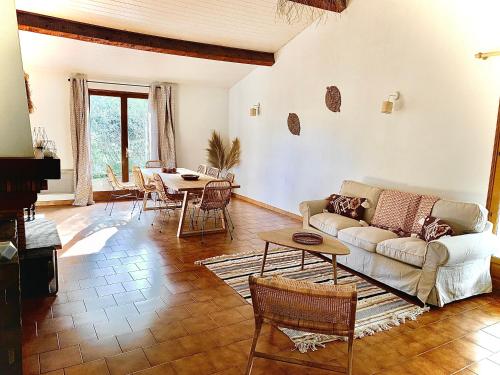 Villa dans un cadre verdoyant , piscine et jardin