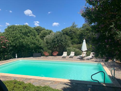 Villa dans un cadre verdoyant , piscine et jardin