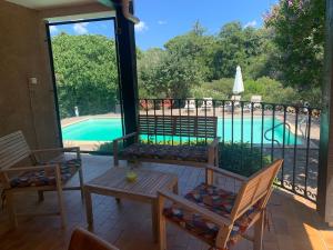 Villa dans un cadre verdoyant , piscine et jardin