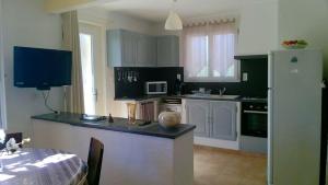 Villa de 2 chambres avec piscine privee jardin clos et wifi a Peypin d'Aigues